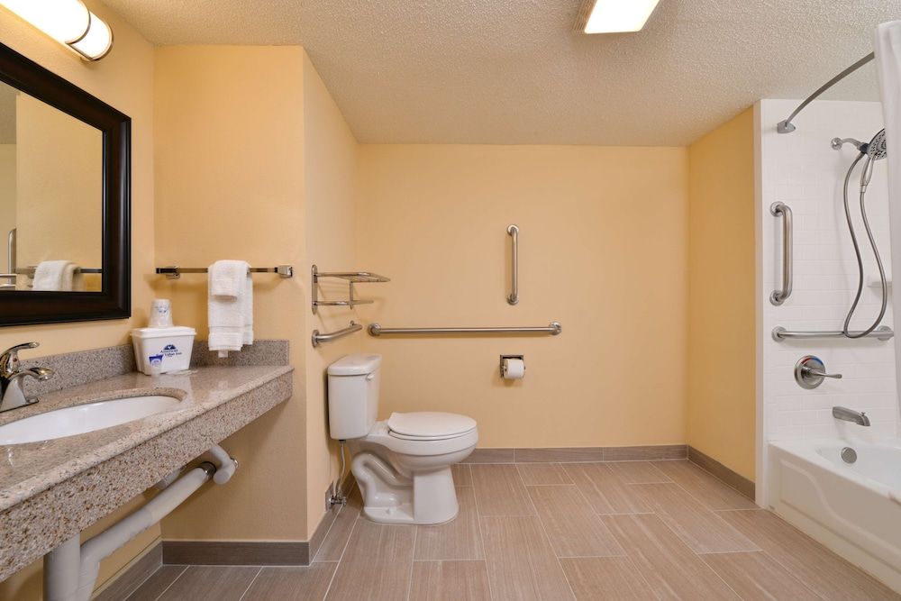 Americas Best Value Inn Tupelo Barnes Crossing Room, 1 King Bed, Accessible, Non Smoking 4