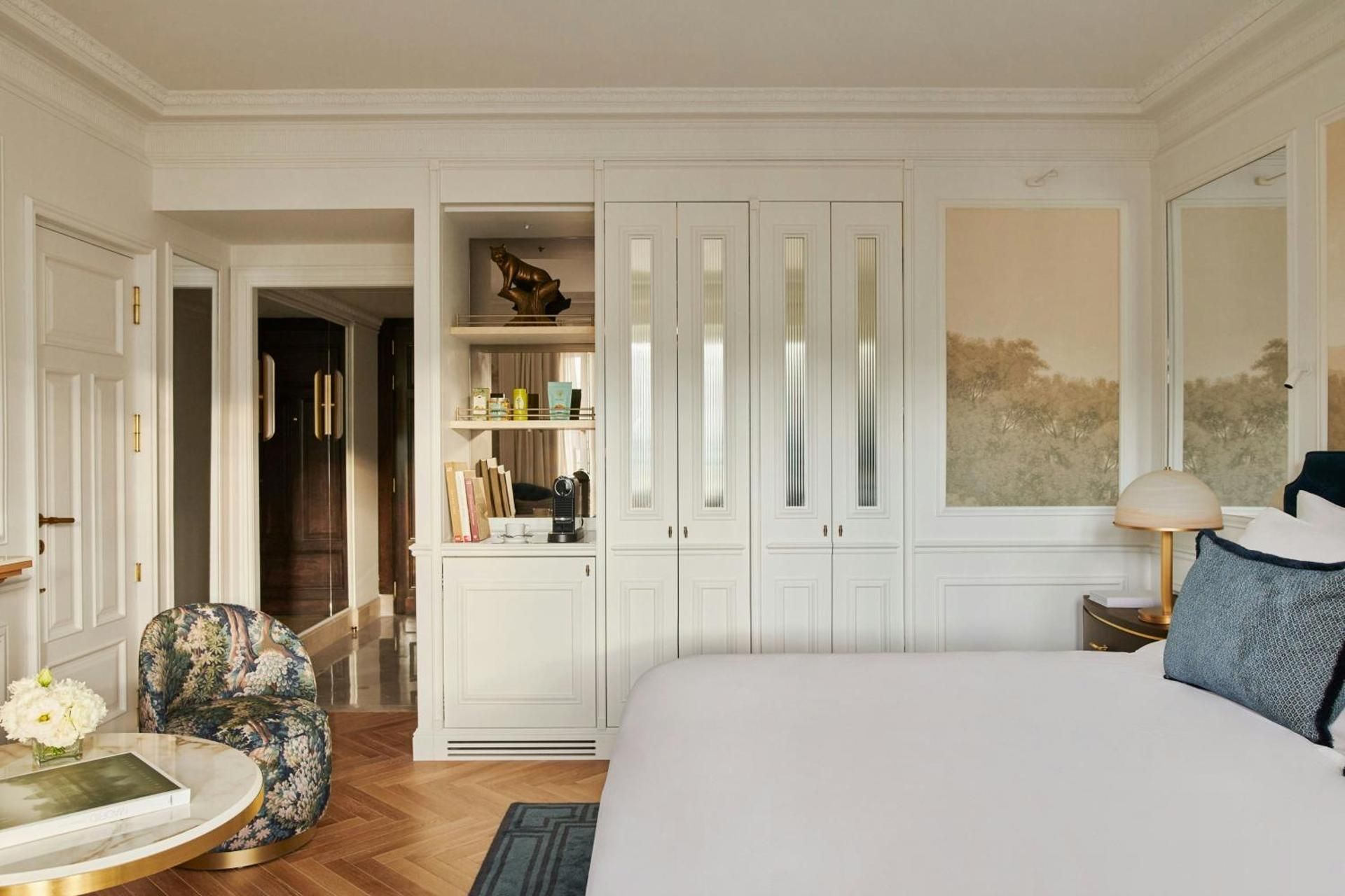 Deluxe Room, Guest room, 1 King, Courtyard view