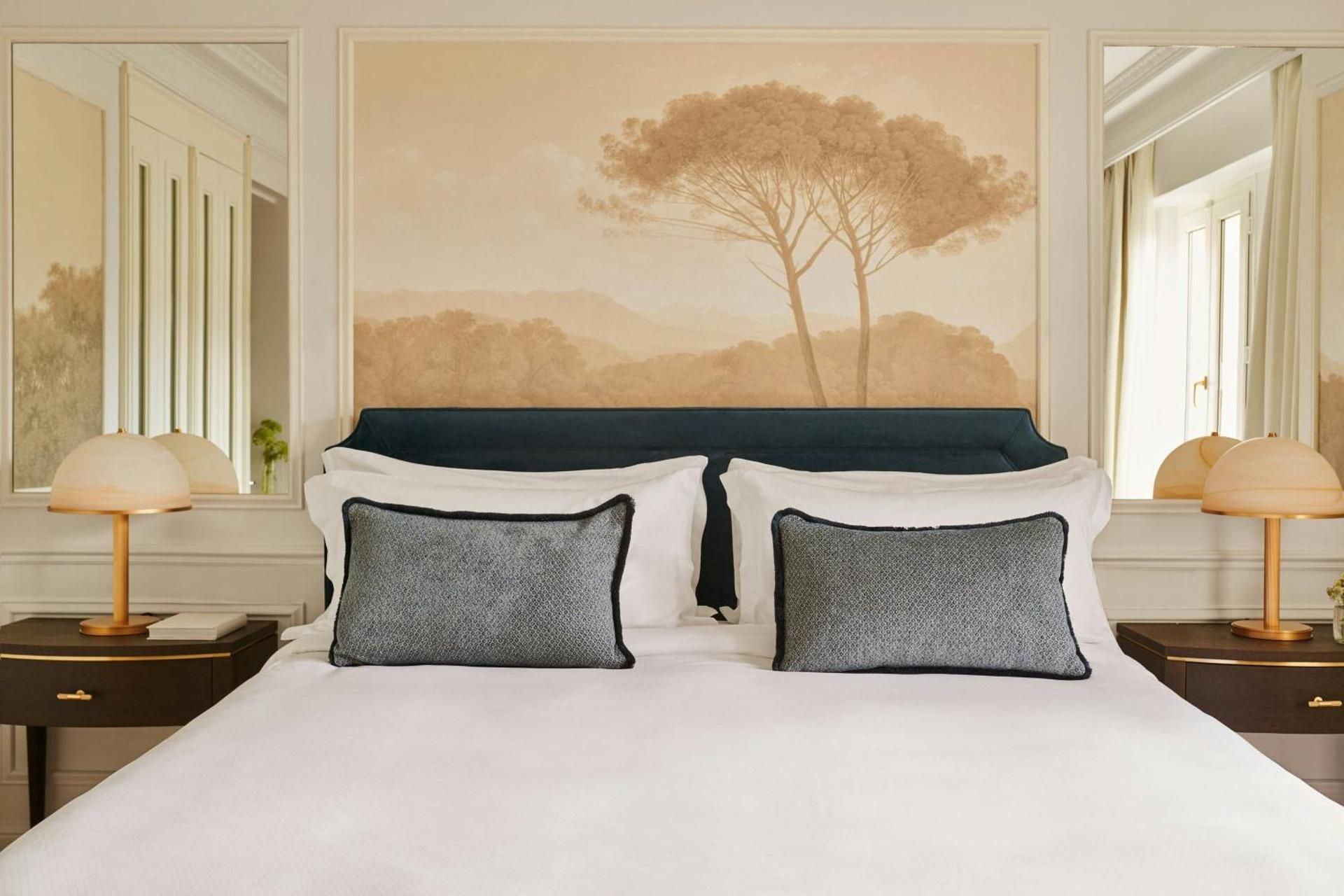 Deluxe Room, Guest room, 1 King, Courtyard view