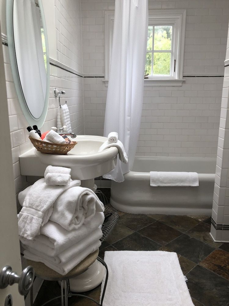 Frederick William House Harbor Side Garden Suite, King Bed, Fireplace, Private Bath, Bikes Included 10