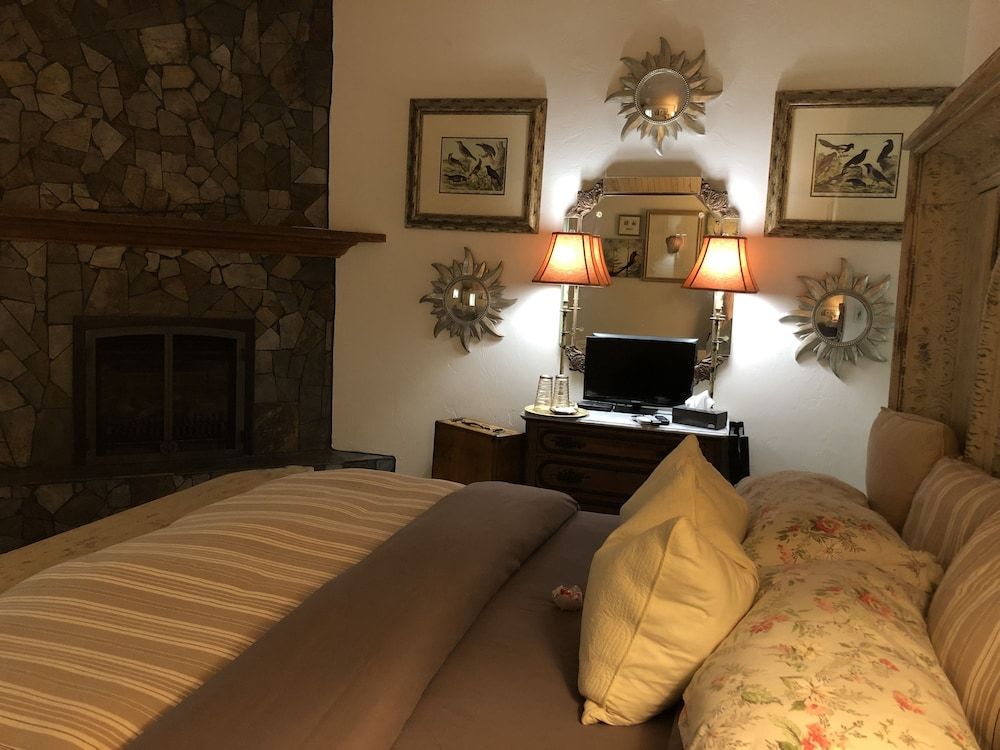 Frederick William House Harbor Side Garden Suite, King Bed, Fireplace, Private Bath, Bikes Included 2