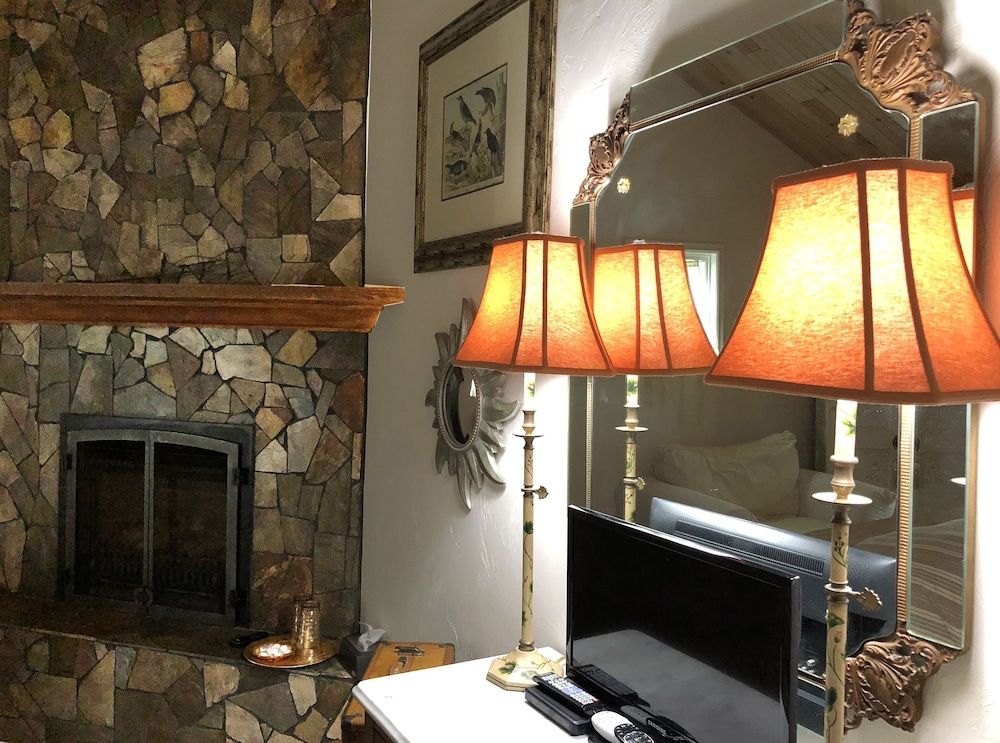 Frederick William House Harbor Side Garden Suite, King Bed, Fireplace, Private Bath, Bikes Included 12