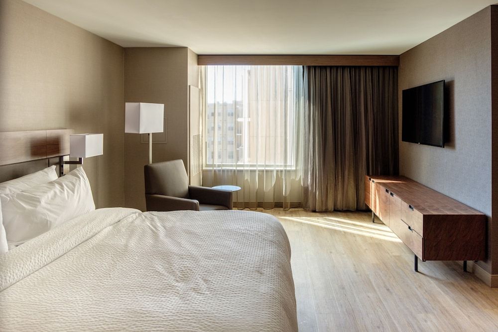 Room, 1 King Bed, Non Smoking (Hearing Accessible)