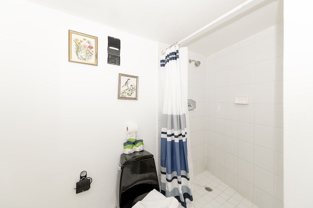 Art Deco Ocean Walk Apartments Basic Apartment 6