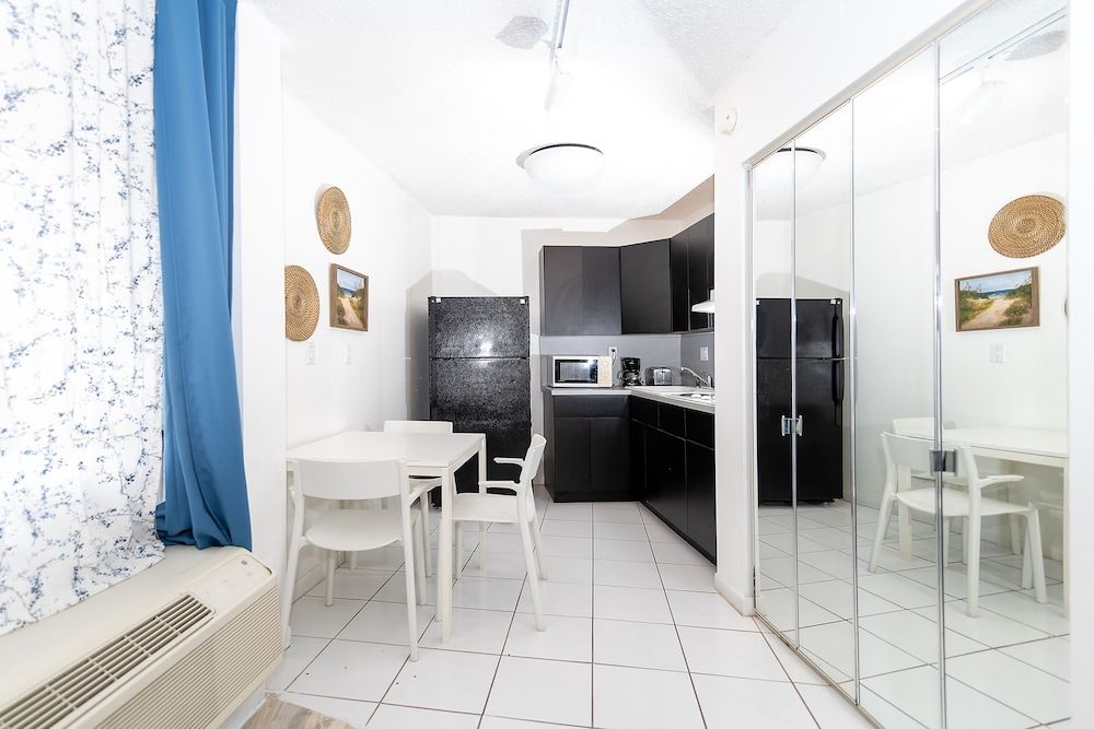 Art Deco Ocean Walk Apartments Basic Apartment 5