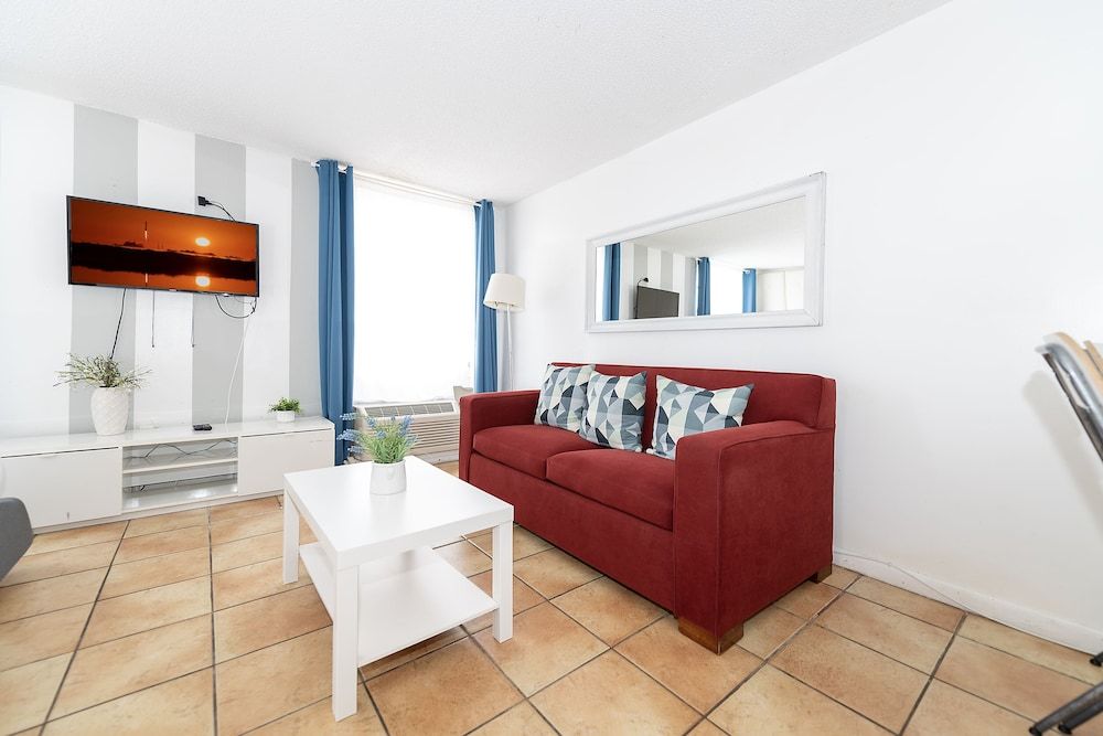 Art Deco Ocean Walk Apartments Superior Studio 9