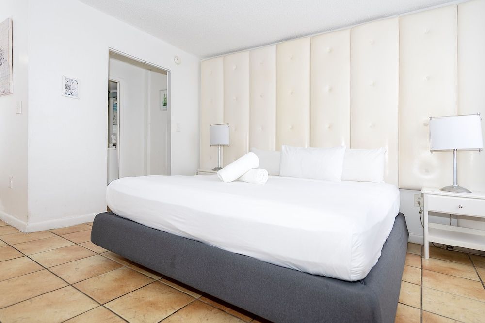 Art Deco Ocean Walk Apartments Superior Studio 2