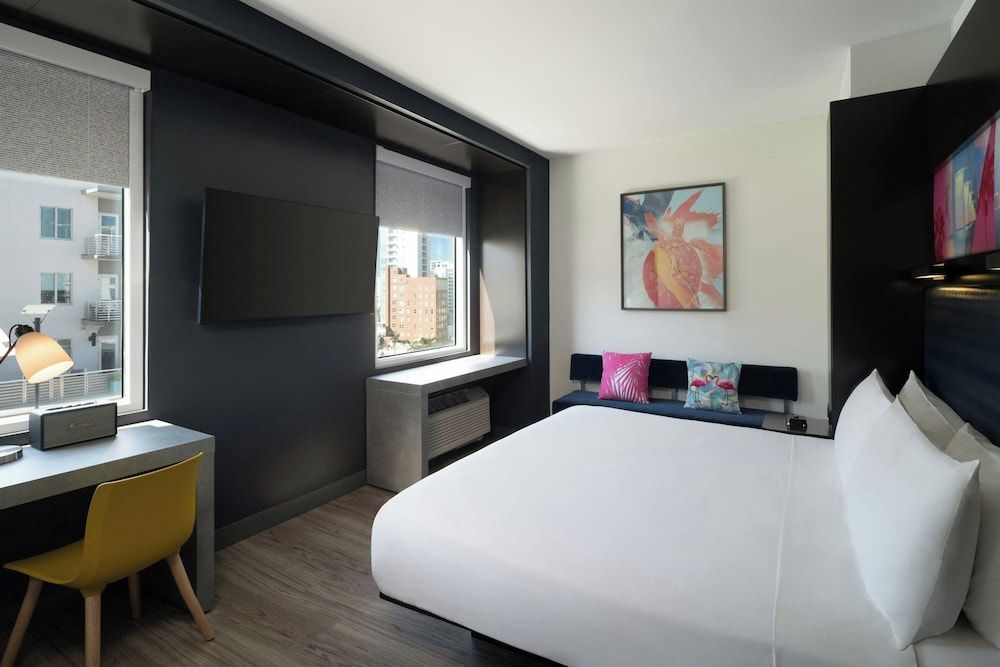 Deluxe Room, 1 King Bed, City View