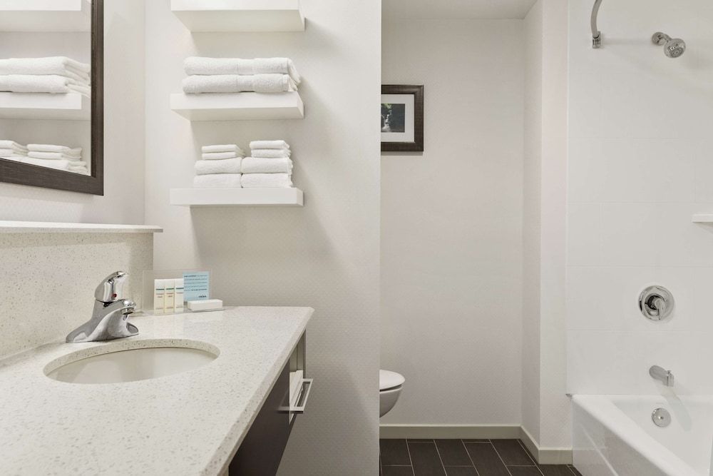 Hampton Inn Penn Yan Room, 1 King Bed, Accessible, Non Smoking (hearing accessible) 5