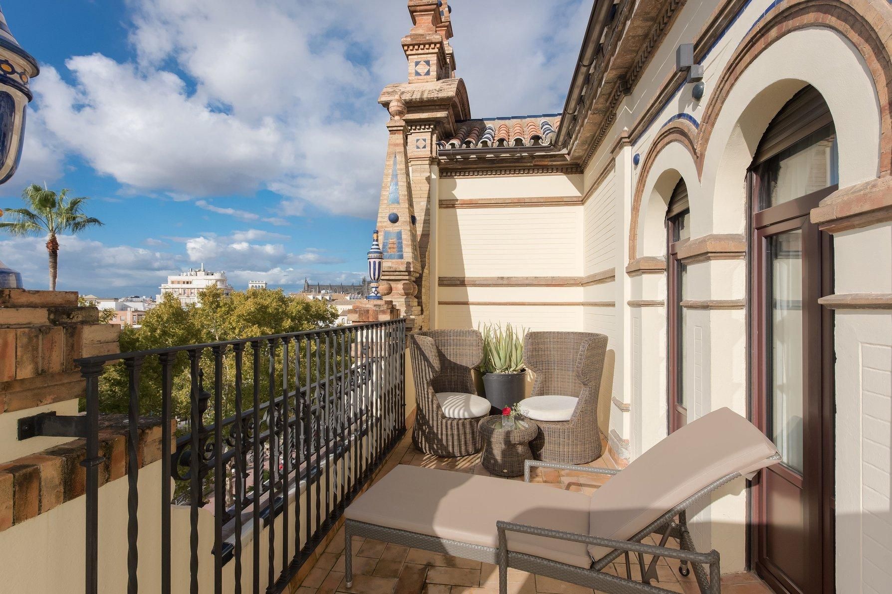 Grand Deluxe with Terrace, Larger Guest room, 1 King Super, City view, Top floor, Terrace