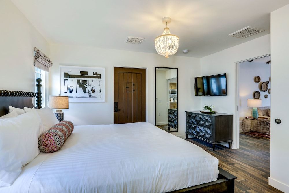 Romantic Studio Suite