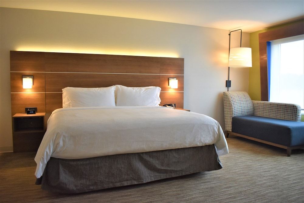 Suite, 1 King Bed, Accessible (Comm)