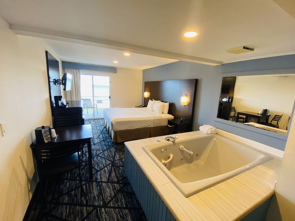 King Jetted Tub Lakefront, Balcony