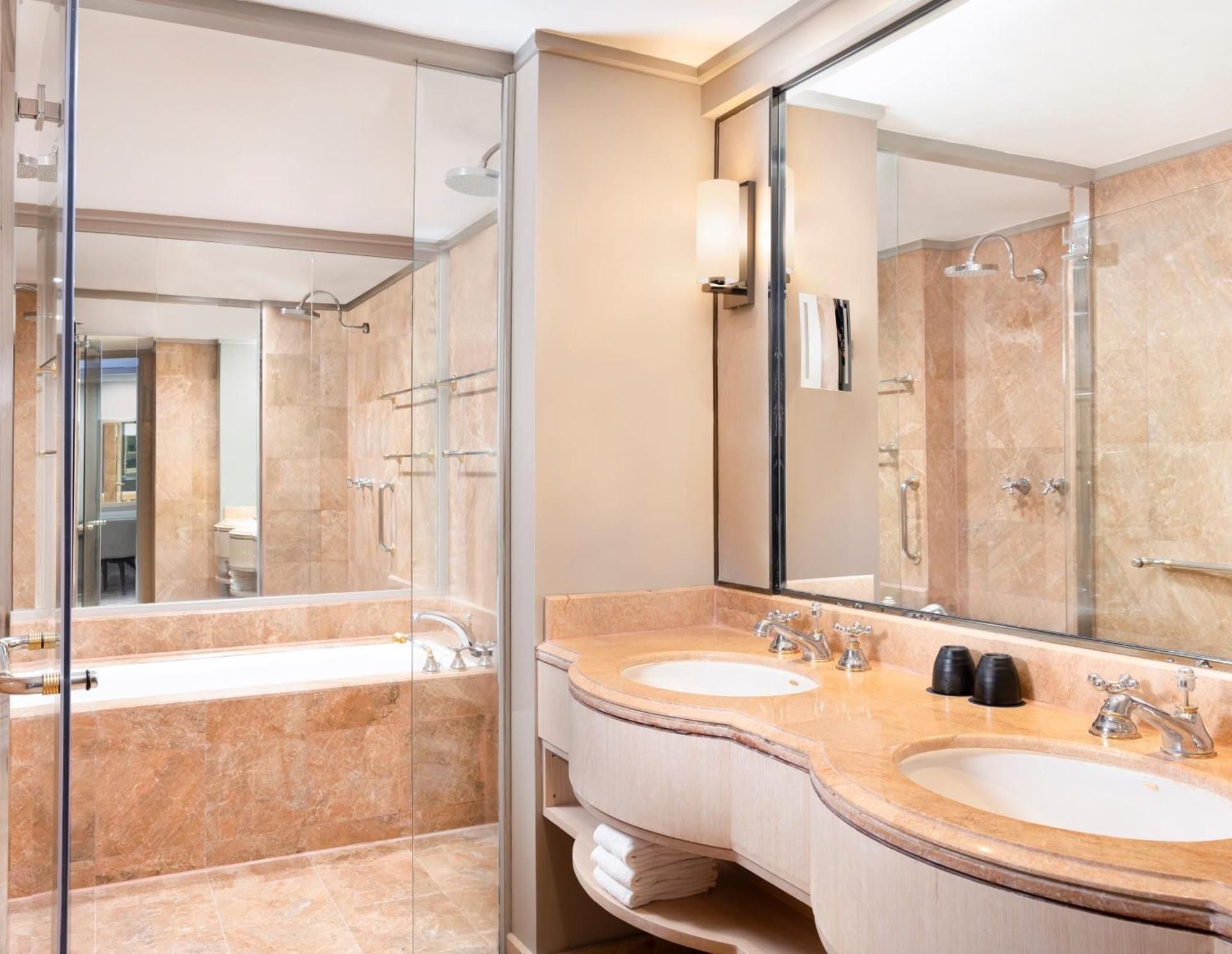 Club lounge access, 1 Bedroom Suite, 1 King, City view