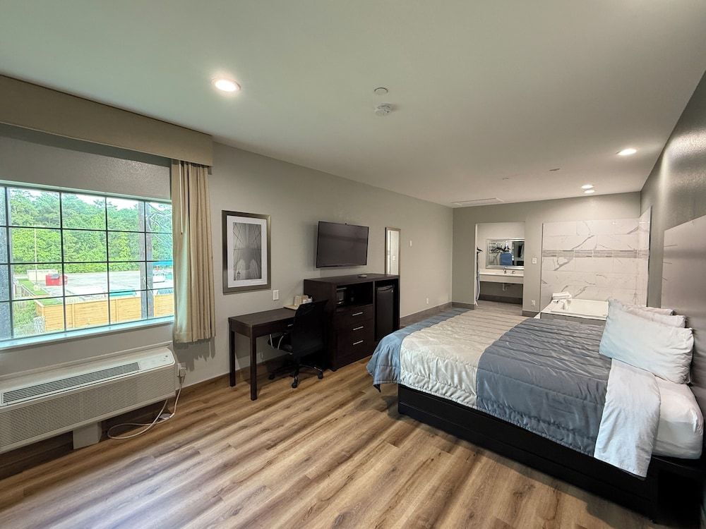 Standard Room, 1 King Bed, Non Smoking, Jetted Tub