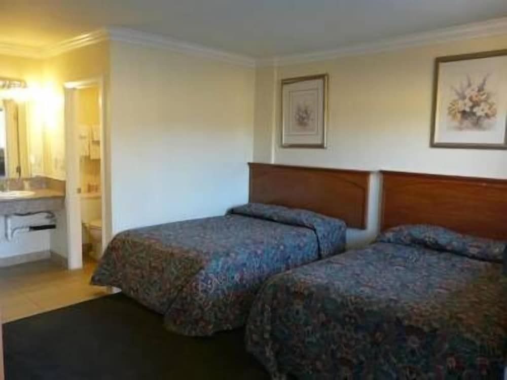 Eastsider Motel Comfort Room, 2 Queen Beds, Non Smoking 3