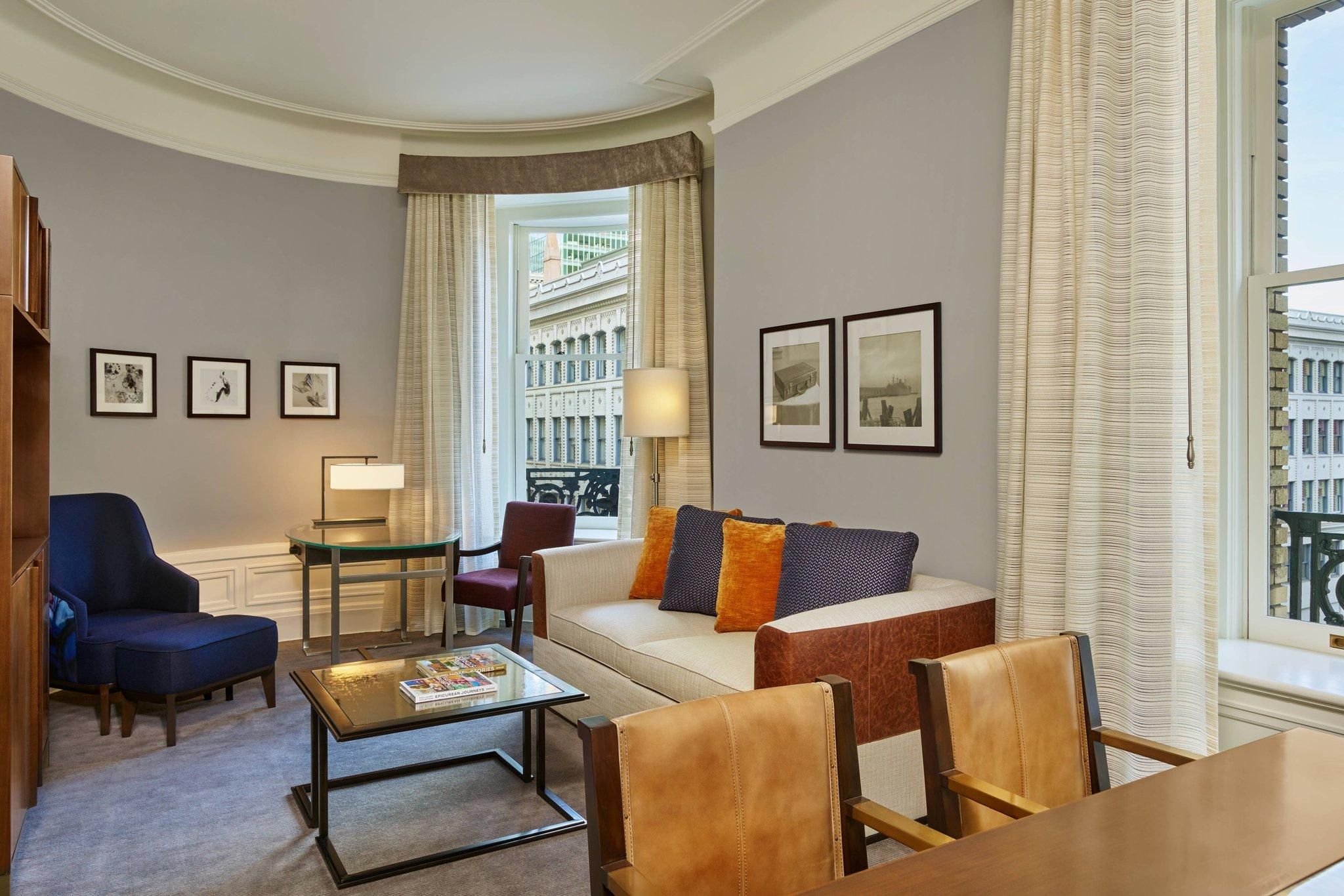 Deluxe Suite, 1 Bedroom 2 room Suite, 1 King, Sofa bed