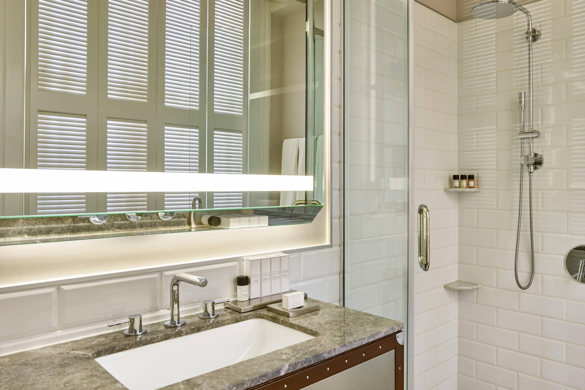 Deluxe Suite, 1 Bedroom 2 room Suite, 1 King, Sofa bed