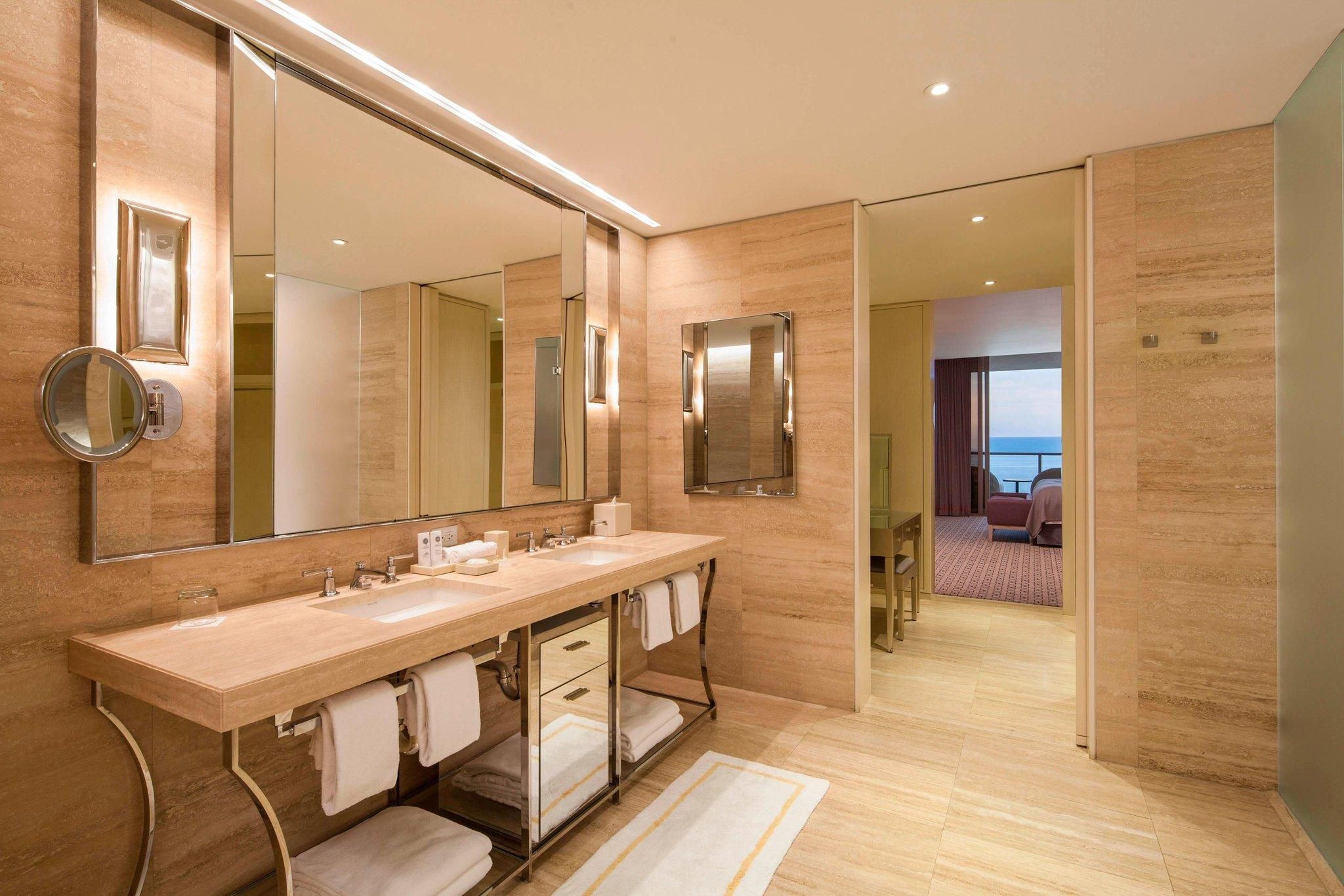 Imperial, 1 Bedroom Suite, 1 King, Ocean view, High floor, Balcony