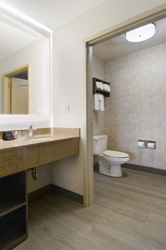 Clubhouse Hotel Suites Sioux Falls Executive Suite, 1 King Bed 2