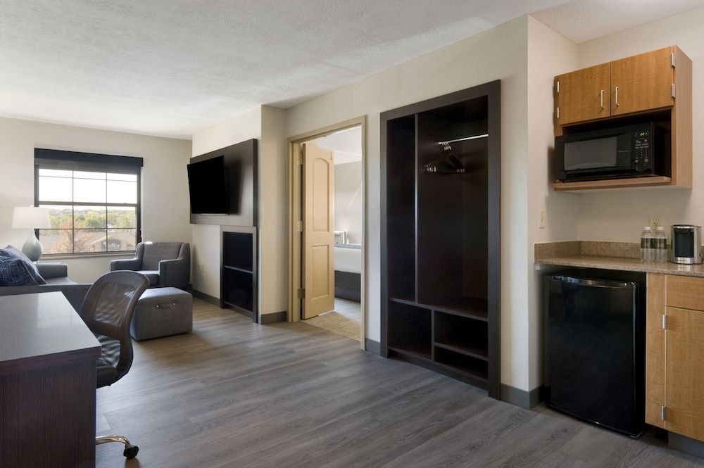 Clubhouse Hotel Suites Sioux Falls Executive Suite, 1 King Bed 3