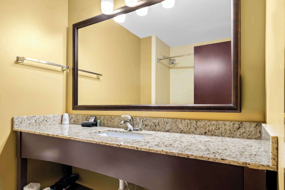 Best Western Paradise Inn Business Room, 1 King Bed, Non Smoking, Jetted Tub 3