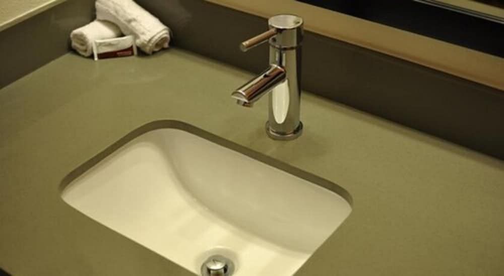 Motel 6 on Maple Deluxe Room, 1 King Bed, Non Smoking, Refrigerator & Microwave 4