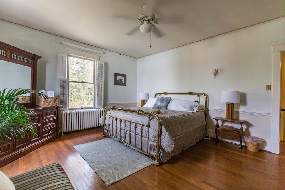 Room (Spacious King with Garden View)