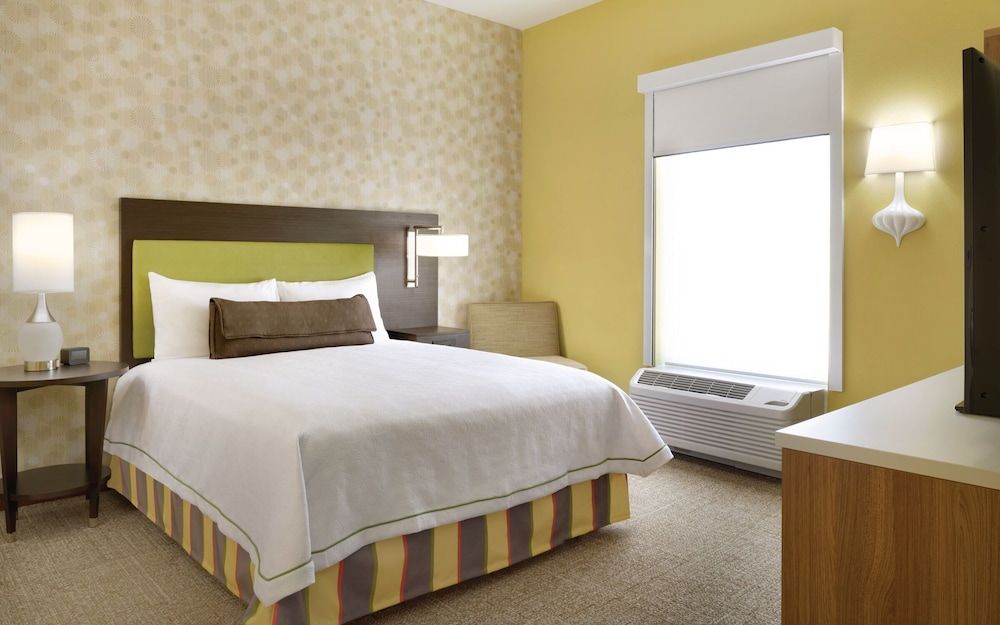 Suite, 1 Queen Bed, Accessible, Bathtub