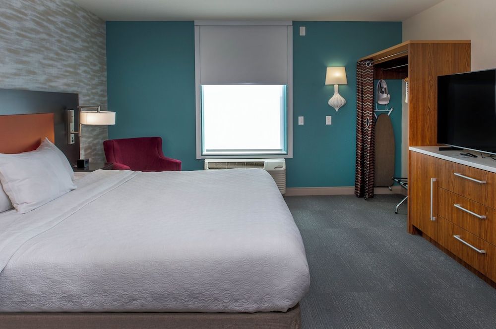 Suite, 1 King Bed, Accessible, Bathtub