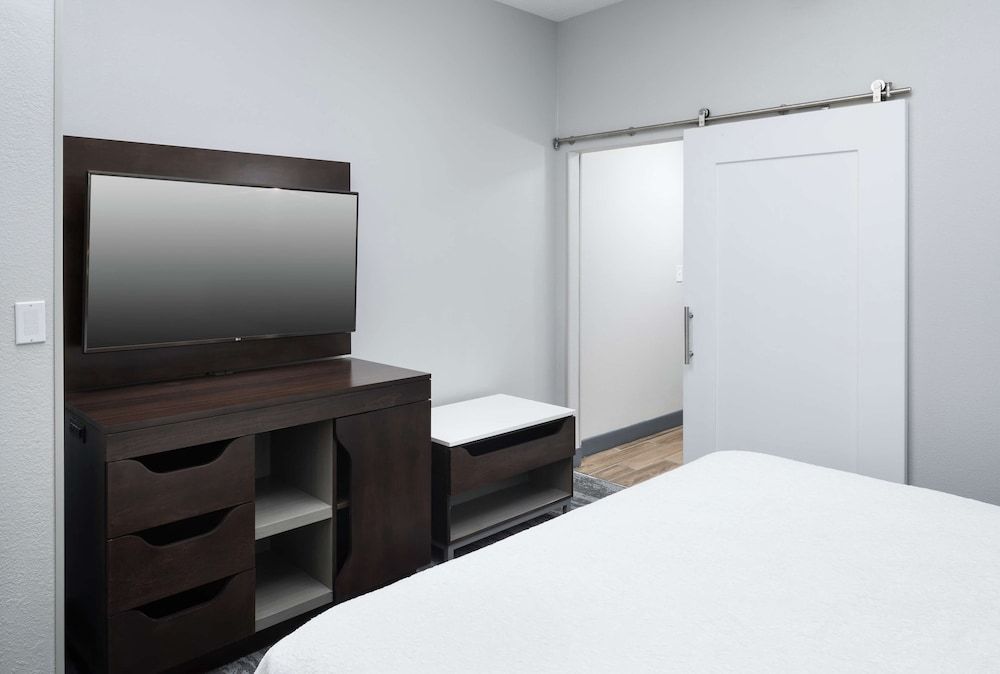 Suite, 1 King Bed, Accessible, Non Smoking