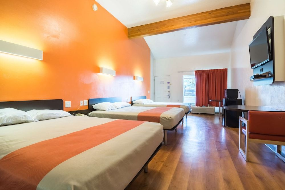 Motel 6 Globe, AZ Standard Suite, Multiple Beds, Non Smoking, Refrigerator & Microwave 2