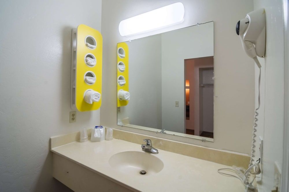 Motel 6 Globe, AZ Standard Room, 1 King Bed, Smoking 11