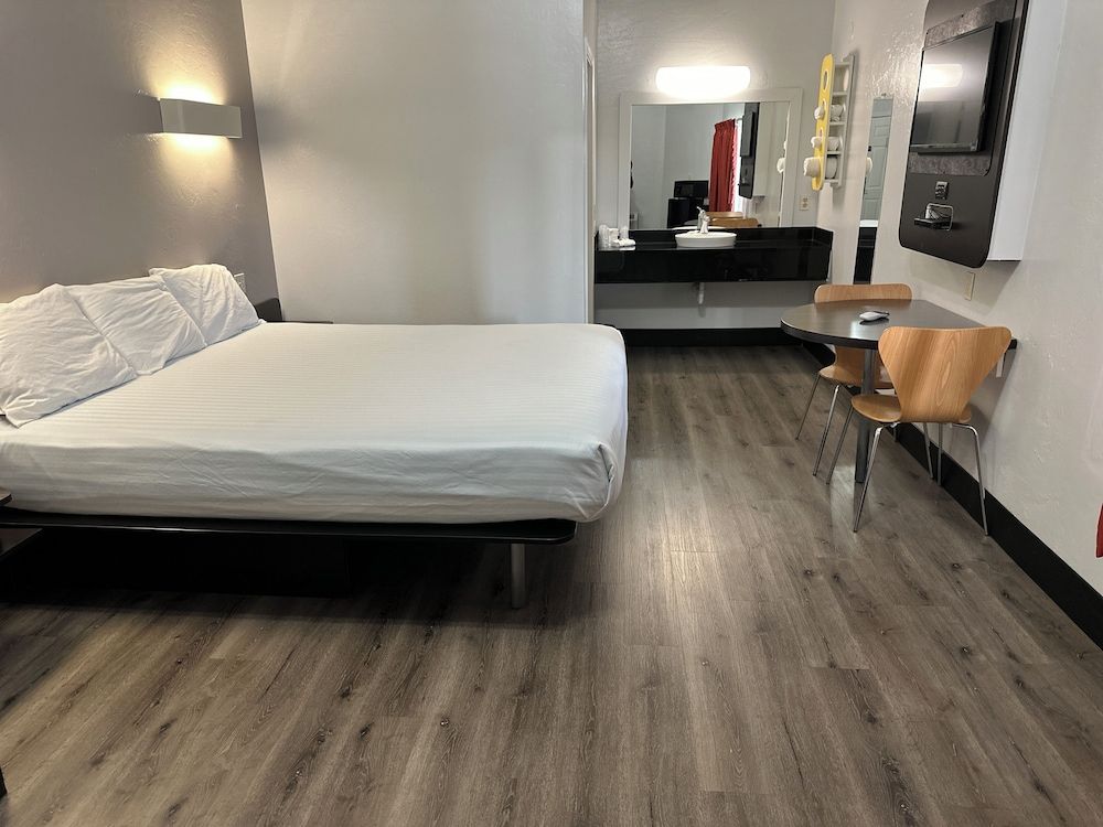 Motel 6 Globe, AZ Standard Room, 1 King Bed, Smoking 9