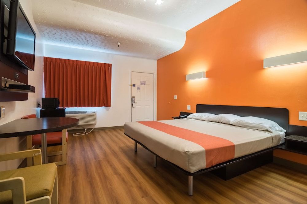 Motel 6 Globe, AZ Standard Room, 1 King Bed, Smoking