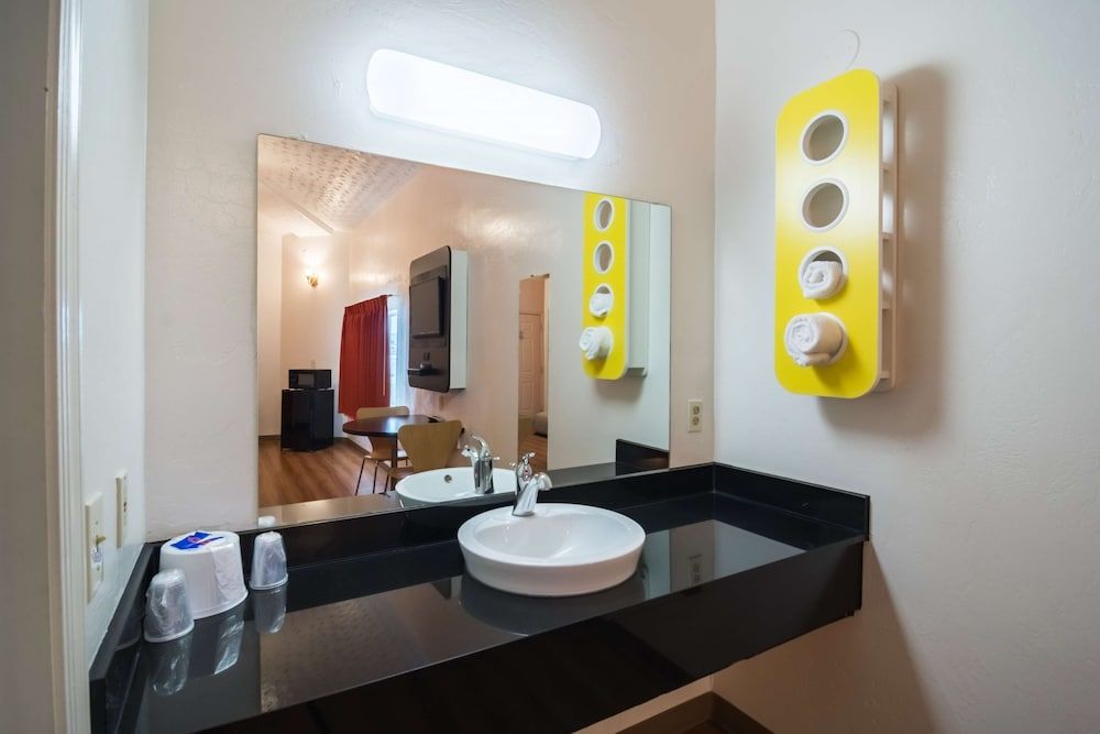 Motel 6 Globe, AZ Standard Room, 1 King Bed, Smoking 14