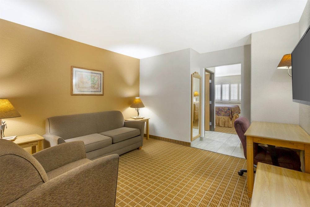 Best Western Gold Canyon Inn & Suites Business Room, 1 King Bed, Non Smoking, Refrigerator & Microwave 4