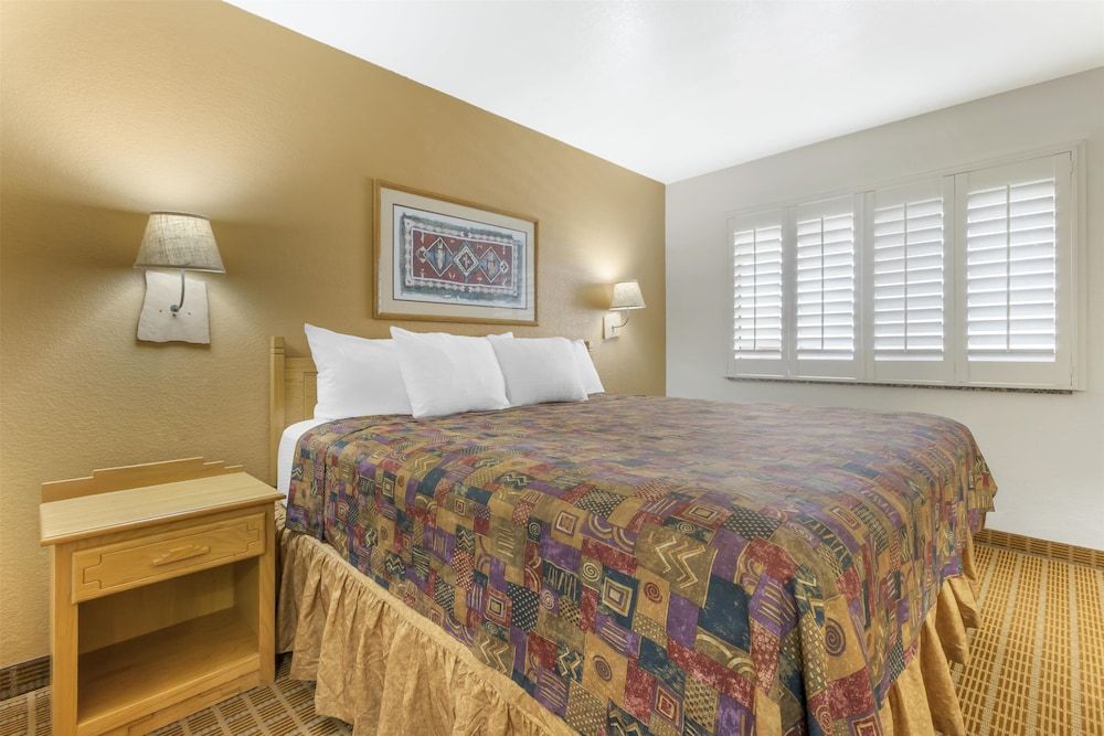 Best Western Gold Canyon Inn & Suites Business Room, 1 King Bed, Non Smoking, Refrigerator & Microwave