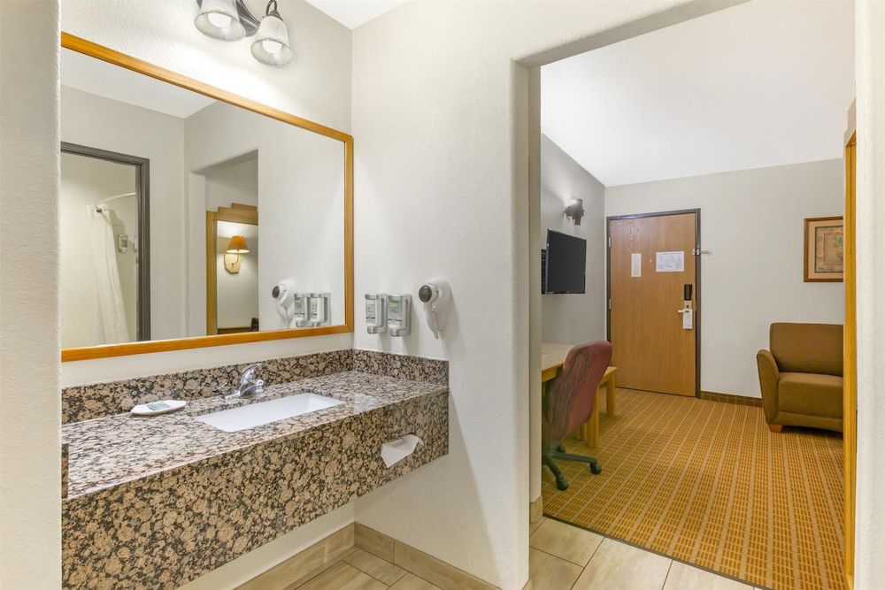 Best Western Gold Canyon Inn & Suites Business Room, 1 King Bed, Non Smoking, Refrigerator & Microwave 3