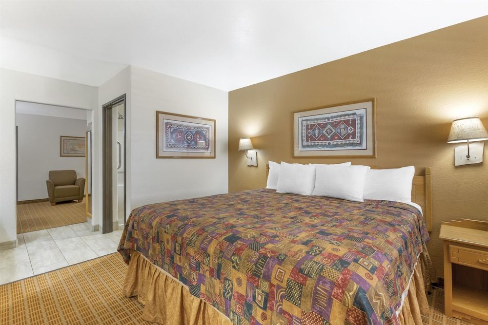 Best Western Gold Canyon Inn & Suites Business Room, 1 King Bed, Non Smoking, Refrigerator & Microwave 2