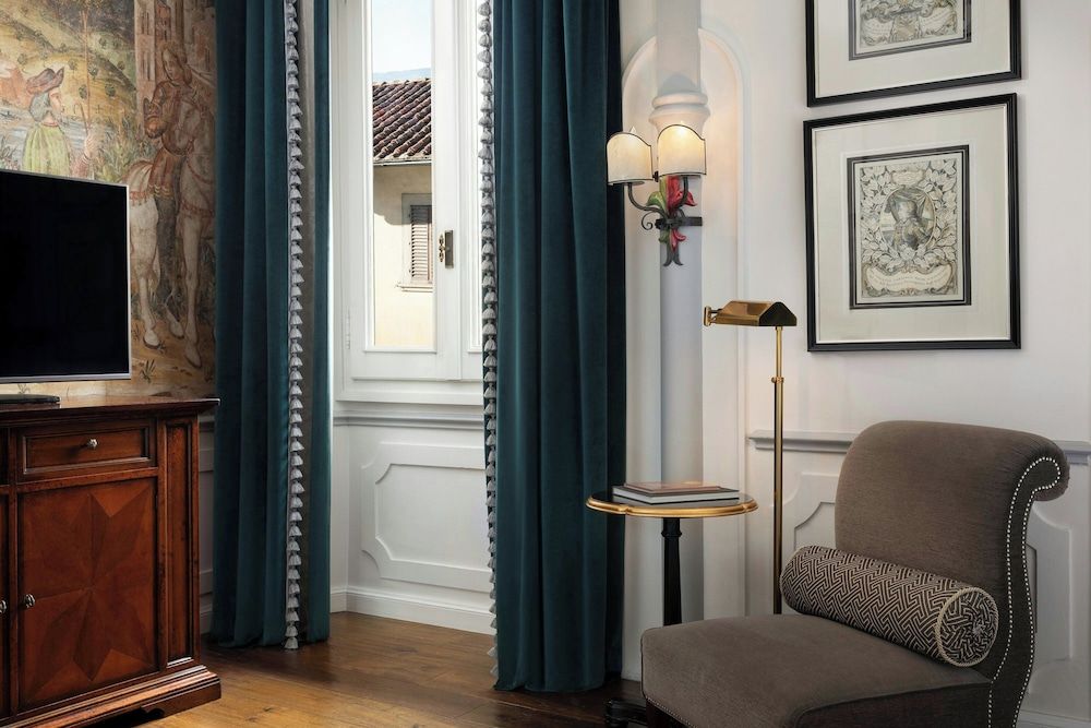 The St. Regis Florence Deluxe Room, 1 King Bed 9