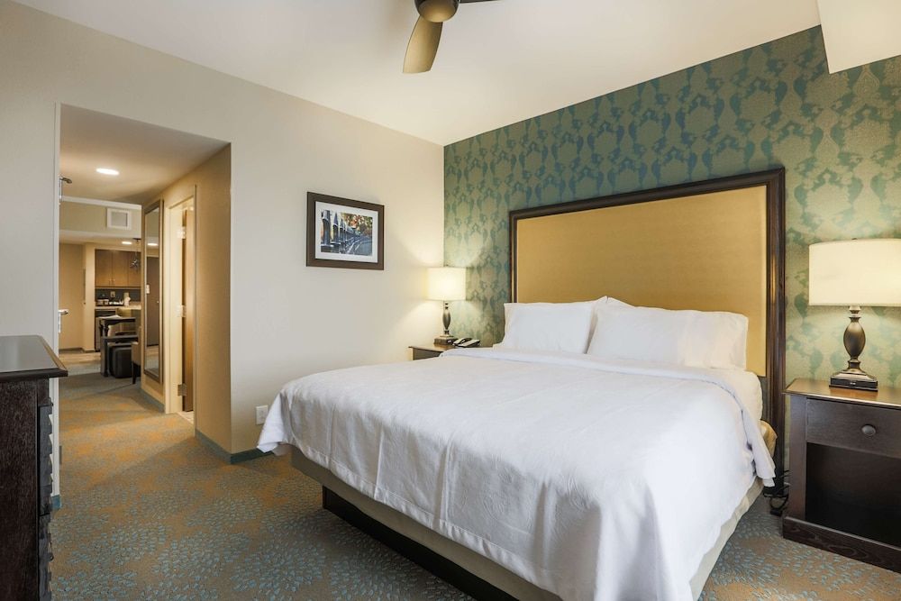 Suite, 1 King Bed, Accessible, Non Smoking (Hearing)