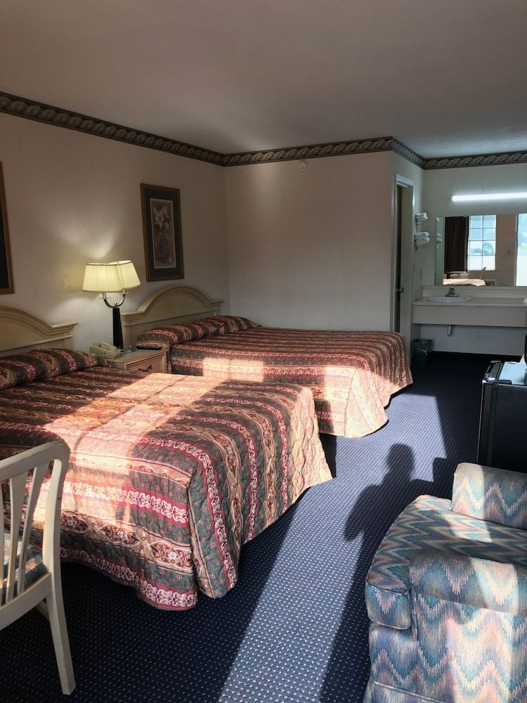 Claridge Inn Standard Room, 2 Double Beds, Smoking 2