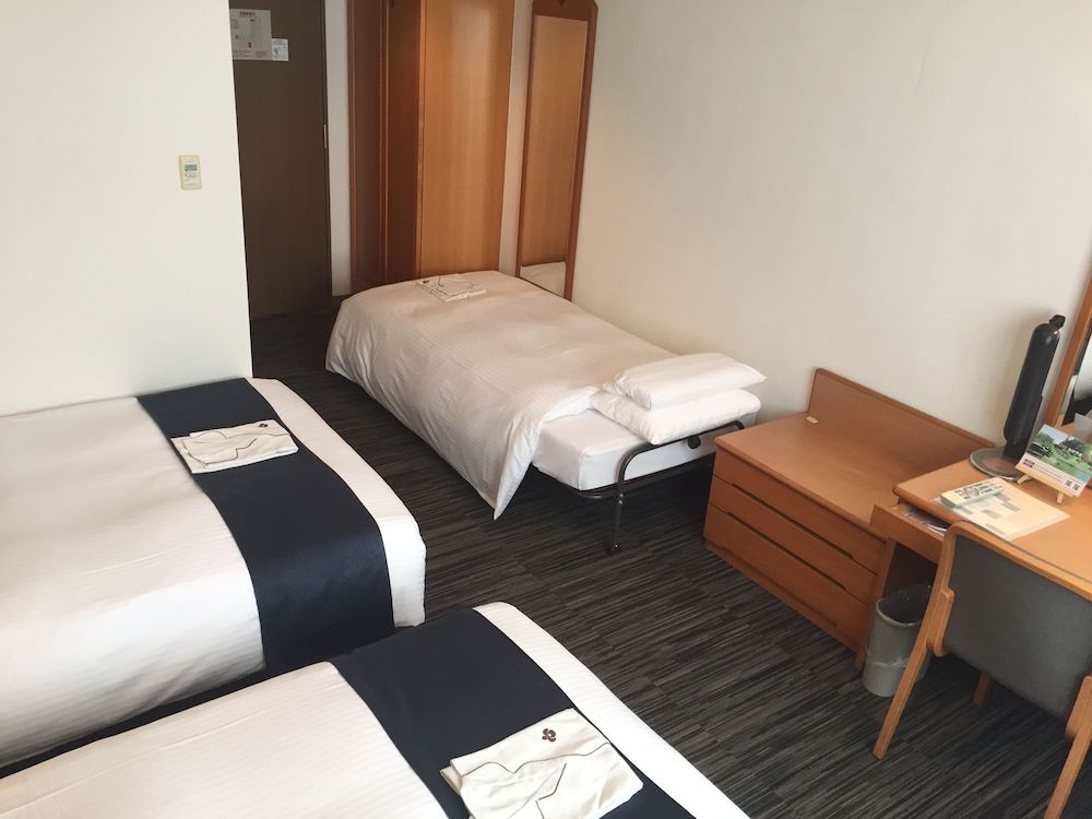 Twin Room, Non Smoking with 2 extra beds, 24sqm
