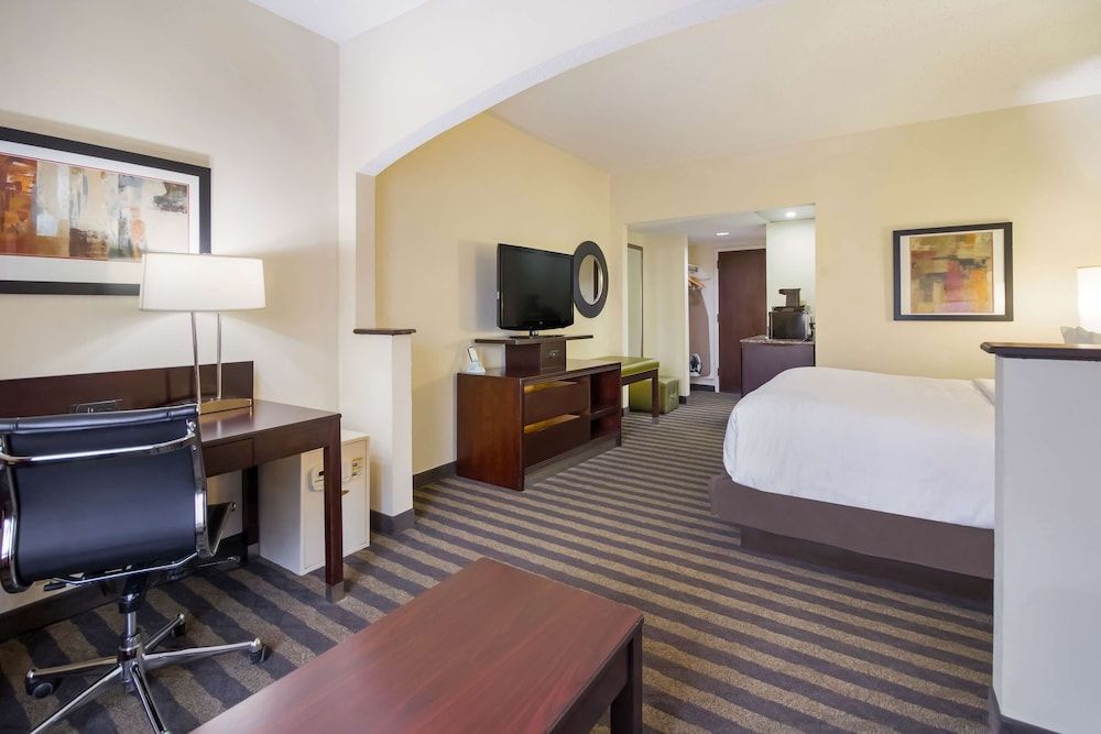 Standard Room, 1 King Bed, Non Smoking, Jetted Tub