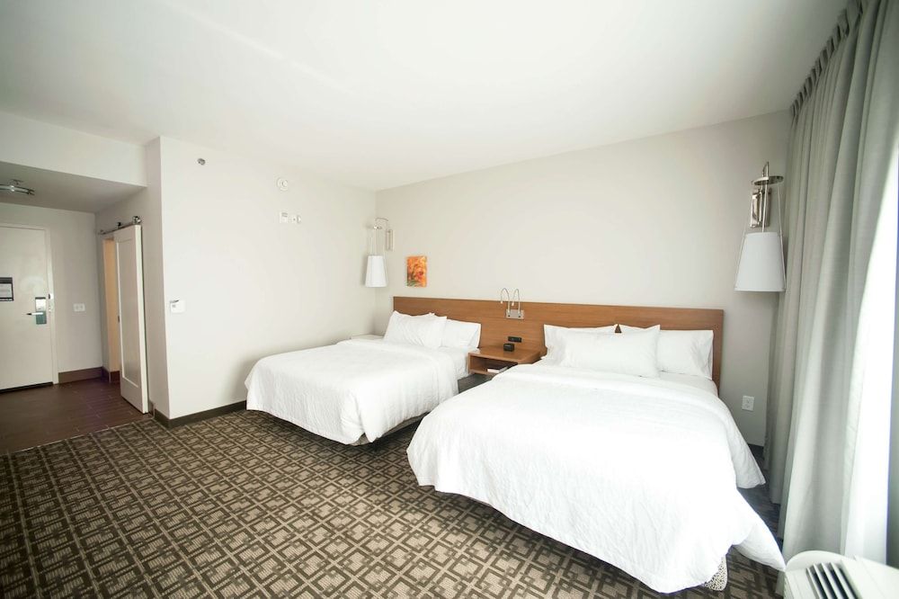 Room, 2 Queen Beds, Non Smoking, Bathtub