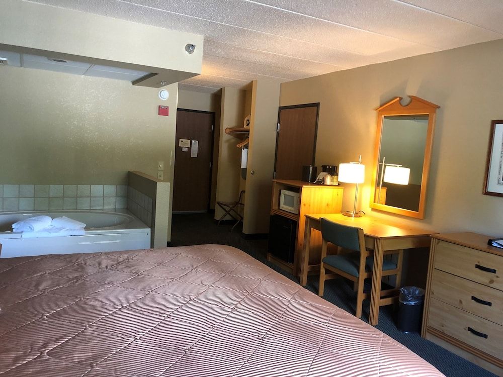 Boarders Inn & Suites by Cobblestone Hotels - Fayette Suite, 1 King Bed, Accessible Shower, Non Smoking 3