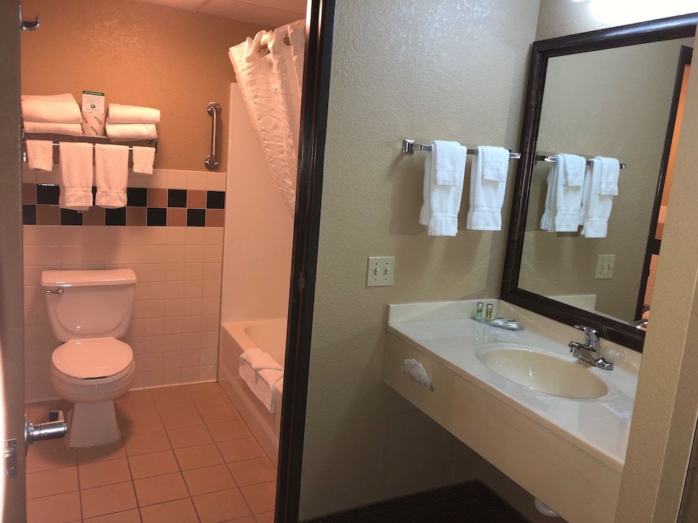 Boarders Inn & Suites by Cobblestone Hotels - Fayette Room, 2 Queen Beds, Non Smoking 3
