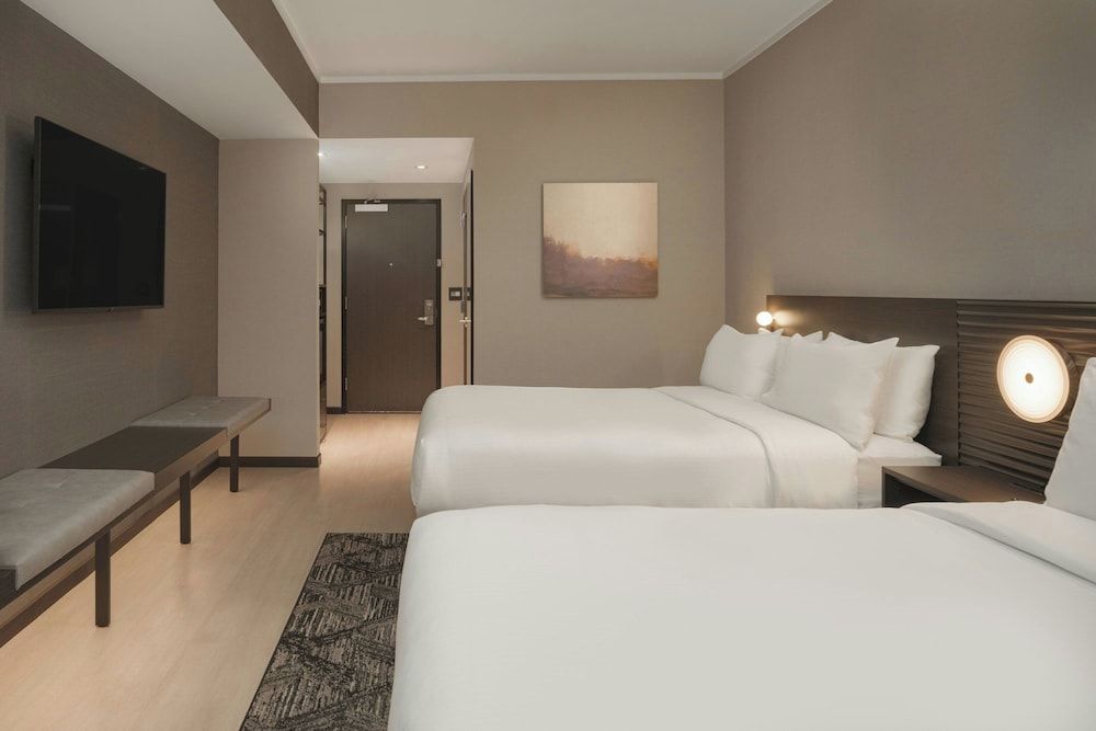 AC Hotel by Marriott Asheville Biltmore Village Standard Room, 2 Queen Beds (Hearing Accessible) 3