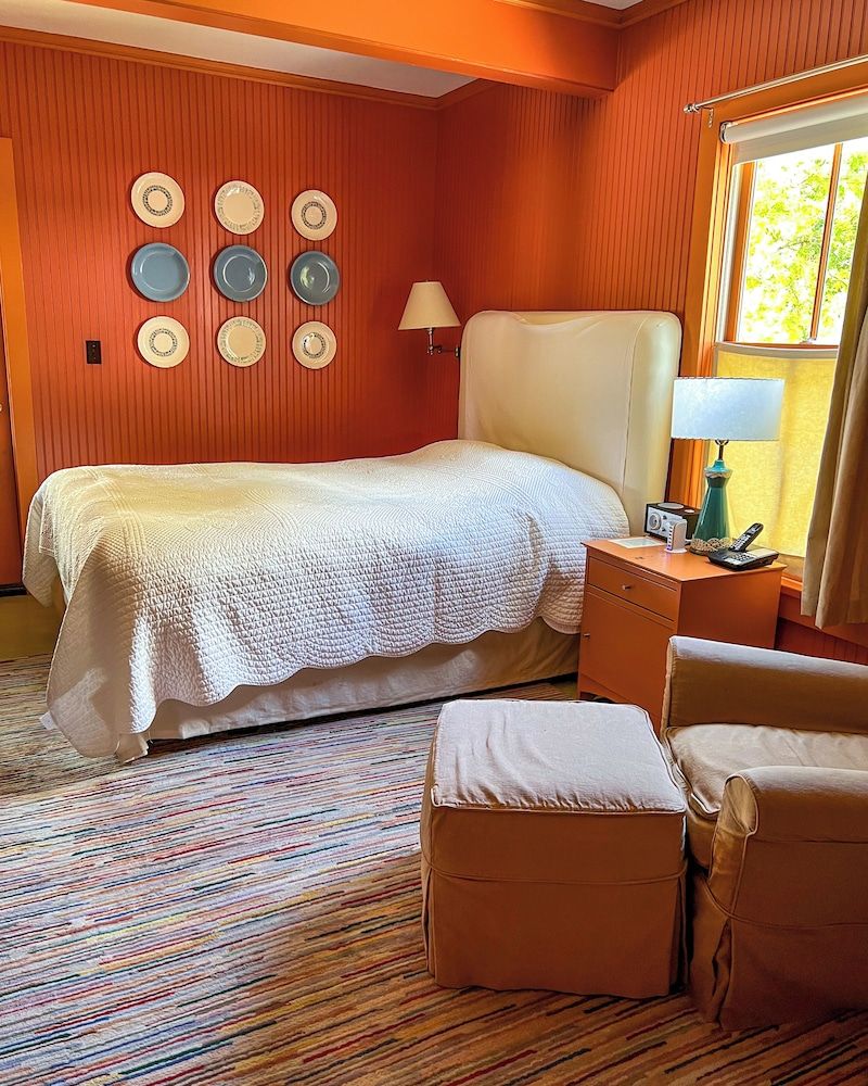 Room, 1 Queen Bed (with a Porch)